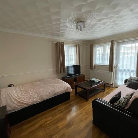 Spacious Bungalow In London, Near Central London, The Excel Centre And The O2, Ideal For Families Экстерьер фото