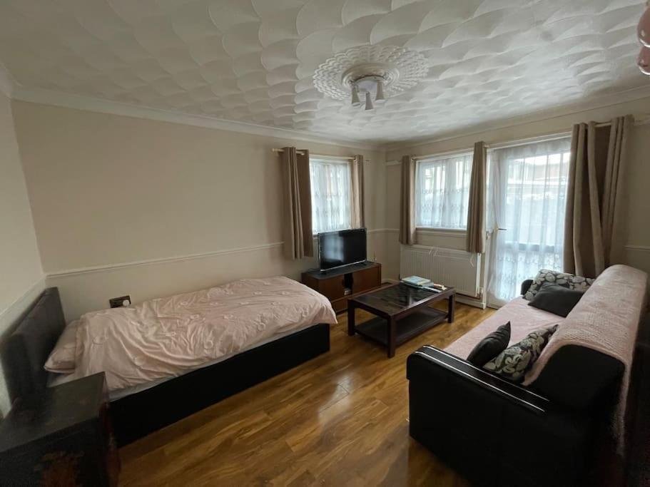 Spacious Bungalow In London, Near Central London, The Excel Centre And The O2, Ideal For Families Экстерьер фото
