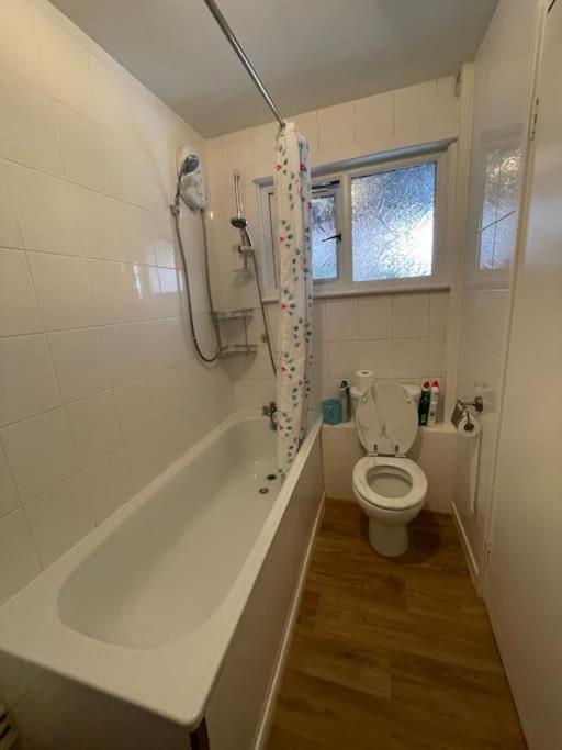 Spacious Bungalow In London, Near Central London, The Excel Centre And The O2, Ideal For Families Экстерьер фото