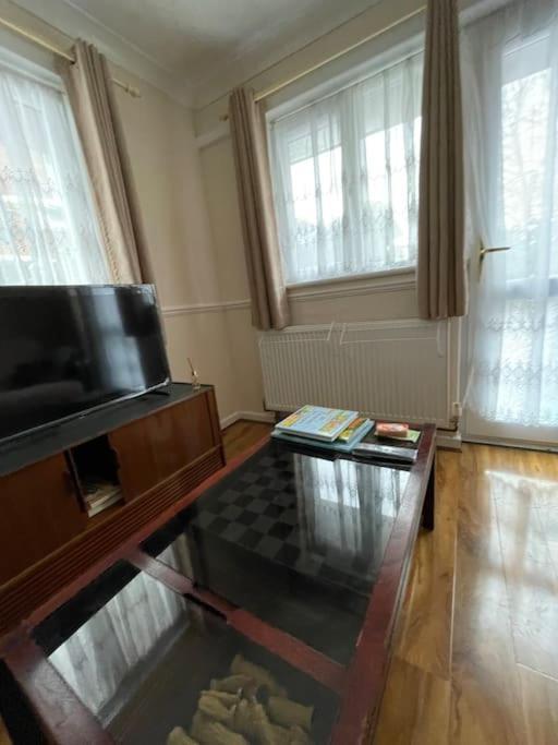 Spacious Bungalow In London, Near Central London, The Excel Centre And The O2, Ideal For Families Экстерьер фото