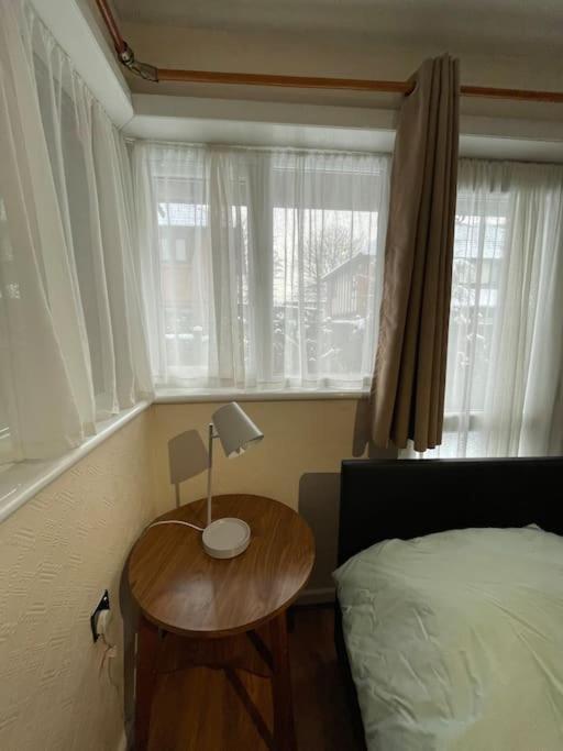 Spacious Bungalow In London, Near Central London, The Excel Centre And The O2, Ideal For Families Экстерьер фото
